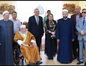 معالي رئيس جامعة الزقازيق يلتقي بمكتبه  اللجنة العلمية المناقشة لرسالة الباحث يسري عزام إمام مسجد عمرو بن العاص