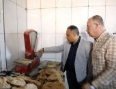 محافظ الشرقية يُفاجئ مخابز مدينة القنايات للإطمئنان على جودة ووزن رغيف الخبز المقدم للمواطنين