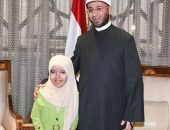 وزير الأوقاف يرسم البسمة على وجه الطفلة الموهوبة هاجر المعصراوي  ويؤكد دعمه لكل المواهب المبدعة في مصر