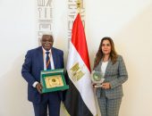 وزيرة التنمية المحلية تلتقي مع سكرتير عام منظمة المدن والحكومات المحلية المتحدة الأفريقية