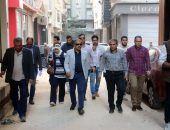 محافظ الشرقية يتفقد أعمال تركيب بلاط الإنترلوك بمنطقة شرق الغشام بمدينة الزقازيق