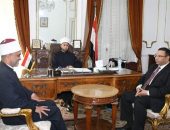 وزير الأوقاف يكرم الأمين العام السابق للمجلس الأعلى للشئون الإسلامية، ويدعم الأمين العام الجديد ويؤكد: نشهد معا مشهدا راقيا للتسليم والتسلم بين الأمين العام السابق والجديد