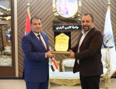 رئيس جامعة جنوب الوادي يتسلم درع مؤتمر  الادارة العامة  للصيدلة بقنا