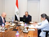 وزير الخارجية والهجرة يعقد لقاءً افتراضياً مع رئيس المنتدى الاقتصادي العالمي