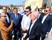 وزير الإسكان ومحافظ الجيزة يعقدان اجتماعاً بالمنطقة المحيطة بالأهرامات لاستعراض مخطط تطويرها