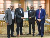 ممثلو شعبة الأثاث بالغرفة التجارية لمحافظة دمياط يكرمون محافظ الشرقية بمنحه درعاً تذكارياً