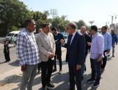 محافظ المنيا يتفقد موقف سيارات شرق النيل للوقوف على الالتزام بتعريفة الركوب وخطوط سير المركبات