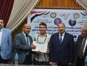 نائب رئيس جامعة الأزهر يكرم الطلاب الفائزين فى مسابقة القرآن الكريم على مستوى كليات البنين لفرع الوجه القبلي