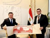 وزير الإسكان يبحث مع نظيره الصيني والسفير الصيني بالقاهرة سبل تعزيز وتعميق التعاون المشترك بين الجانبين