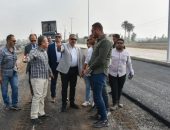 محافظ الشرقية يتفقد أعمال الرصف والتوسعة والإزدواج الجارية بطريق طحلة بردين / بني هلال بدءاً من كوبري النجار وصولاً لنزلات الطريق الإقليمي بمنيا القمح بطول 2.5 كم مزدوج ومتوسط عرض 12.5 م بكل إتجاه