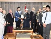 وزير الأوقاف يستقبل رئيس الجمعية المحمدية بجمهورية سنغافورة