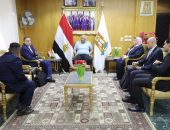 محافظ الوادي الجديد يلتقي نائب رئيس الجهاز المركزي للتنظيم والإدارة