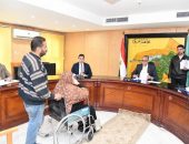 محافظ الفيوم يوجه بتوفير فرص عمل بالقطاع الخاص ومشروعات للأولى بالرعاية
