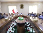 محافظ الوادي الجديد يعقد اجتماعًا لبحث التوسع بالتعاون مع الجامعة والقطاع الخاص