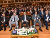وزير الدولة للإنتاج الحربي يشارك العاملين بالجهات التابعة إحدى الفاعليات الاجتماعية