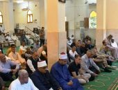 الدكتور إسماعيل كمال يؤدى صلاة الجمعة بمسجد العتيق بجبل تقوق .. والأهالى يشكروا محافظ أسوان على إستجابته السريعة لتلبية مطالبهم