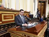 وزير الإسكان يستعرض جهود الوزارة لتنفيذ عدد من محاور الطرق بالمدن القائمة.. وتطوير المناطق العشوائية وتوفير السكن البديل