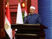 رئيس جامعة الأزهر يكرم خريجي الأزهر التايلانديين