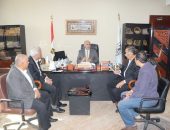 السكرتير العام يترأس اجتماعًا لتدقيق مديونيات مياه الشرب والصرف الصحي في بني سويف