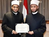 وزير الأوقاف يكرم الإمام المثالي ويدعو كل أبناء وزارة الأوقاف إلى التنافس في هذا المعنى