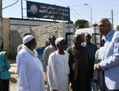 محافظ أسوان يتفقد أعمال الرصف بطريق جبل تقوق ، ويوجه لإستكمال أعمال التشجير والإضاءة والنظافة العامة