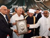 تكريمًا له… أهالي شمال سيناء يهدون لوحة فنية والعباءة السيناوية لوزير الأوقاف