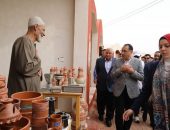 رئيس الوزراء يتفقد القرية التراثية ومعرض أيادي مصر
