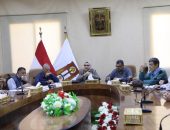 نائب محافظ الوادي الجديد تعقد اجتماعًا مع المسئولين المعنيين