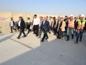 نائب رئيس مجلس الوزراء للتنمية الصناعية وزير الصناعة والنقل  يتفقد مواقع العمل بمشروع الخط الأول من شبكة القطار الكهربائي السريع السخنة/ العلمين /مطروح في المسافة  من منطقة  كوبرى المسار لعبور النيل بجنوب حلوان حتى تقاطع كوبري مسار القطار الكهربائي السريع مع  الاوتوستراد