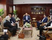 محافظ بني سويف يستقبل وفدًا يابانيًا لمتابعة مستجدات مشروع  تطبيق النموذج الياباني بمدارس قرى حياة كريمة.