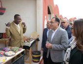 رئيس الوزراء يتفقد القرية التراثية بالخارجة .. ومعرض “أيادي مصر”