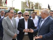 وزيرة التنمية المحلية تشارك رئيس الوزراء في تفقده اصطفاف المعدات الخاصة بقطاع مياه الشرب والصرف الصحي بمدينة الخارجة