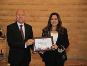وزيرة التنمية المحلية ومحافظ القاهرة يكرمان فرق العمل المشاركة في تنظيم المنتدي الحضري العالمي