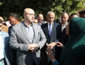 محافظ بني سويف يتفقد مستوى الخدمات المقدمة ويستمع لمطالب وشكاوى الأهالي خلال زيارته للوحدة الصحية بشريف باشا