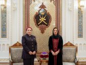 لقاء ودي بقصر العلم العامر يجمع حرم سلطان عُمان وحرم الرئيس المصري .