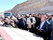 وزير الإسكان يتفقد مشروع ازدواج ورفع كفاءة طريق مطار سانت كاترين.. ومحطة محولات الكهرباء