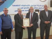 “رئيس مجلس إدارة شركة أبو زعبل للكيماويات المتخصصة” (مصنع 18 الحربي) يكرم العاملين المحالين إلى المعاش