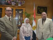 نائب رئيس جامعة الأزهر للوجه القبلي يكرم طالبتين لإتقانهما حفظ القرآن الكريم