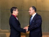 وزير الخارجية والهجرة يلتقي بوزير سنغافورة الثاني للتعليم والشئون الخارجية