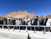 وزير الإسكان يواصل جولته بمشروع تطوير موقع التجلى الأعظم.. ويتفقد الفندق الجبلى وساحة السلام
