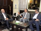 محافظ الاقصر يبحث مع مساعد وزير التنمية المحلية خطة المحافظة لتنمية الموارد الذاتية