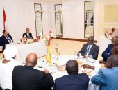 وزير الخارجية يلتقي مجموعة من السياسيين السودانيين وممثلي المجتمع المدني السوداني خلال زيارته لبورسودان