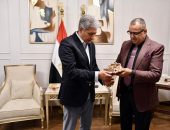 وزير السياحة والآثار يلتقي بمحافظ جنوب سيناء لمناقشة آليات تعزيز التعاون المشترك لدفع مزيد من الحركة السياحية الوافدة للمحافظة