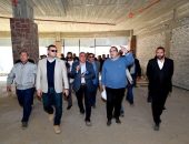 وزير الإسكان يتفقد المنتجع الجبلى ومركز الزوار بمشروع تطوير موقع التجلى الأعظم فوق أرض السلام