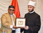 وزير الأوقاف يستقبل المستشار الديني لنائب رئيس وزراء ماليزيا لتعزيز التعاون المشترك