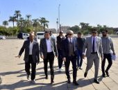 محافظ الأقصر يتفقد مواقع مراسى اللنشات للبدء فى تنفيذها