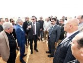 وزير الإسكان يتفقد موقف تنفيذ أعمال الطرق والمرافق بالأراضى المضافة لمدينة العبور الجديدة
