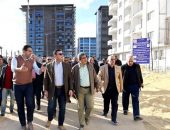 وزير الإسكان يتفقد اللمسات النهائية لأنظمة التشغيل بأبراج المنطقة الشاطئية.. ويتجول بـ”كمبوند مزارين” بمدينة العلمين الجديدة