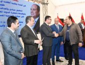 وزير الإسكان يسلم عدداً من محاضر استلام الأراضى المضافة لمدينة العبور الجديدة لمستحقيها