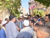 محافظ الأقصر يوجه بتلافي أسباب بطء مشروعات الصرف الصحي .. عماره يجري إتصالاً مع رئيس شركة المقاولون العرب لحل مشكلة الدفع النفقي وسرعة انجاز المشروع..